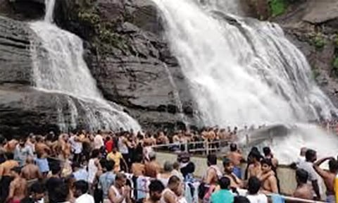 4 நாட்களுக்கு பிறகு குற்றாலம் அருவிகளில் குளிக்க அனுமதி
