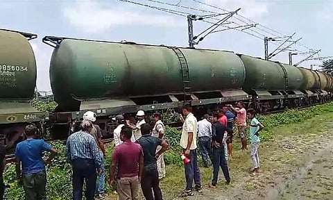 மேற்குவங்கத்தில் சரக்கு ரெயில் தடம் புரண்டு விபத்து