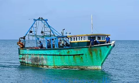 இலங்கை கடற்படை கப்பல் மோதி மீனவர் பலி- 3 பேரை தேடும் பணி தீவிரம்