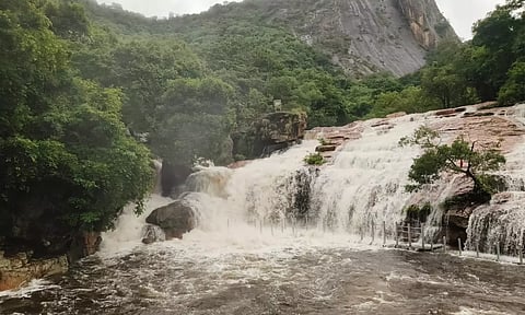 அமராவதி ஆற்றில் வெள்ளப்பெருக்கு: பஞ்சலிங்க அருவியில் குளிக்க தடை நீடிப்பு