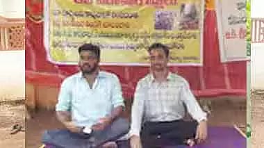 மகள்களை கணவர்களின் வீட்டிற்கு அனுப்ப மறுப்பு- மருமகன்கள் கலெக்டர் அலுவலகம் முன்பு போராட்டம்