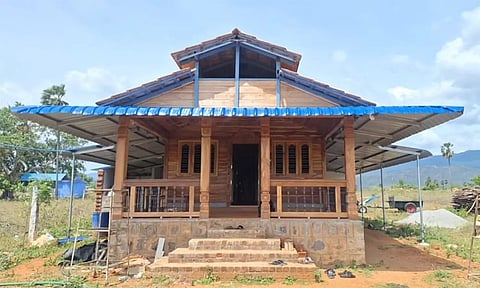 மரக்கட்டைகள் மூலம் வீடு கட்டிய விவசாயி