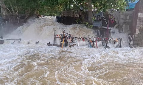 ஒகேனக்கல் காவிரி ஆற்றில் இன்று நீர்வரத்து 55 ஆயிரம் கனஅடி அளவில் வந்து கொண்டிருப்பதால் மெயின் அருவியில் தண்ணீர் ஆர்ப்பரித்து செல்வதை காணலாம்.