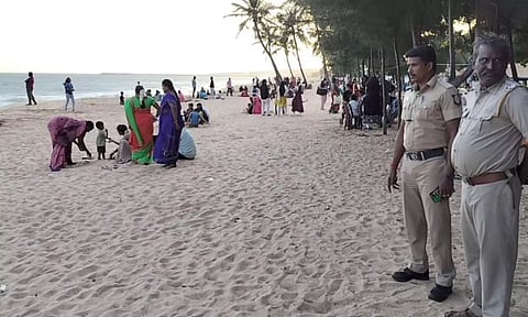 லெமூர் கடற்கரையில் போலீசார் கண்காணிப்பு பணியில் ஈடுபட்ட காட்சி.