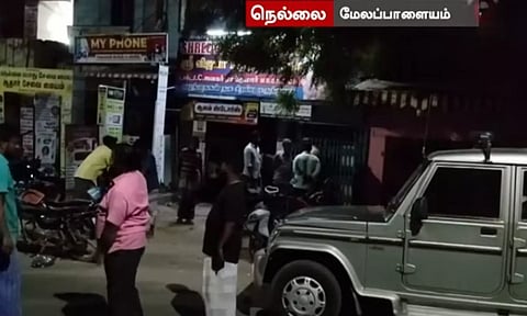 நெல்லையில் கடைக்குள் புகுந்து இளைஞர் படுகொலை- போலீசார் விசாரணை