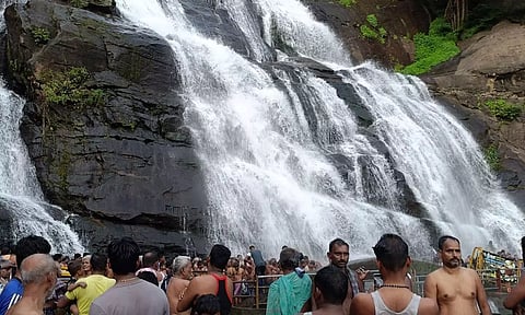 குற்றாலம் அருவிகளில் சுற்றுலா பயணிகள் உற்சாக குளியல்- சாரல் மழையால் நீர்வரத்து அதிகரிப்பு