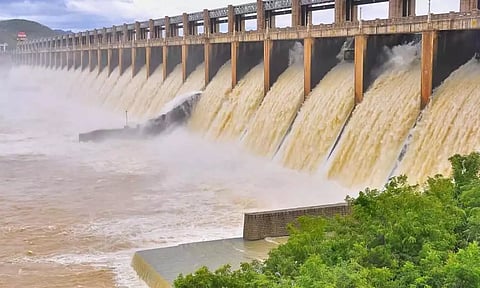 மேட்டூர் அணை 16 கண் பாலம் வழியாக உபரிநீர் திறப்பு நிறுத்தம்