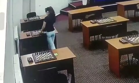 பாதரசத்தின் துணையுடன் எதிரியை சதியால் வீழ்த்த முயன்ற செஸ் வீராங்கனை: வீடியோ