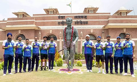 ஒலிம்பிக்கில் வெண்கலம்: தயான்சந்த்துக்கு மரியாதை செலுத்திய இந்திய ஹாக்கி வீரர்கள்