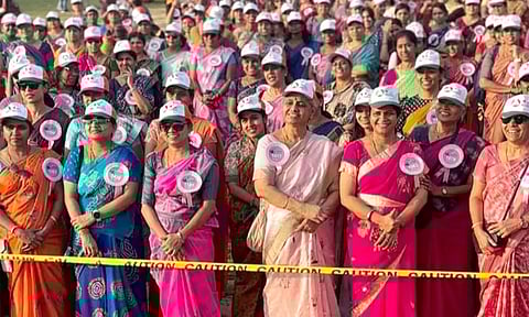 பெசன்ட் நகரில் இன்று சேலை கட்டிக் கொண்டு மாரத்தான் ஓடிய பெண்கள்