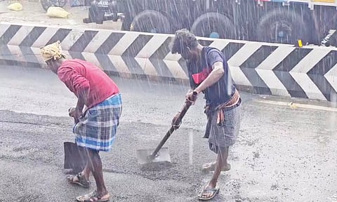 திருத்தணியில் கொட்டும் மழையிலும் தார்சாலை-வீடியோ வைரல்