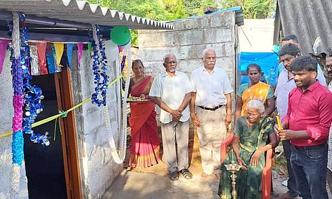 பார்வையிழந்த மூதாட்டிக்கு வீடு கட்டிக் கொடுத்த தன்னார்வலர்கள்