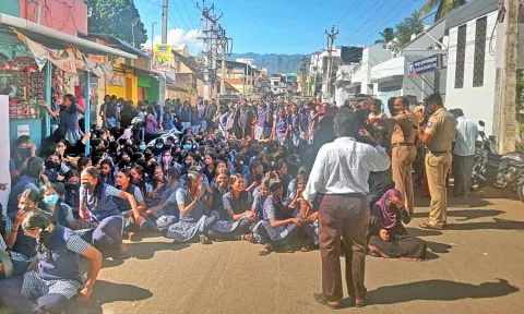 அரசு பள்ளியில் தலைமை ஆசிரியரை கண்டித்து மாணவிகள் போராட்டம்