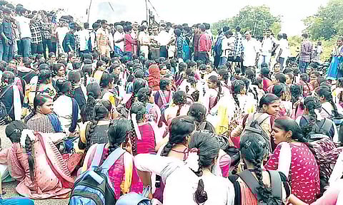 அரசு பஸ்கள் பஸ் நிறுத்தத்தில் நிற்காமல் செல்வதாக புகார்- மாணவர்கள் சாலைமறியல்