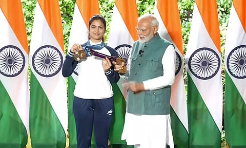 பிரதமர் மோடிக்கு பிஸ்டல், ஹாக்கி மட்டையை பரிசளித்த பதக்கம் வென்ற வீரர்கள்