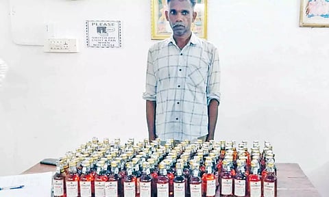 மது பாட்டில்கள் பதுக்கி விற்பனை செய்தவர் கைது