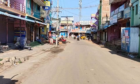 கோவிலுக்கு சொந்தமான பாதை அடைக்கப்பட்டதால் கிராம மக்கள், வியாபாரிகள் கடையடைப்பு போராட்டம்