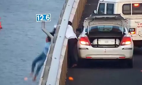 அடல் சேது பாலத்தில் இருந்து குதித்து தற்கொலைக்கு முயன்ற பெண்- பரபரப்பு வீடியோ