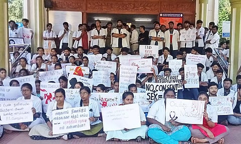 தேனி, திண்டுக்கல் மாவட்டத்தில் டாக்டர்கள் ஸ்டிரைக்