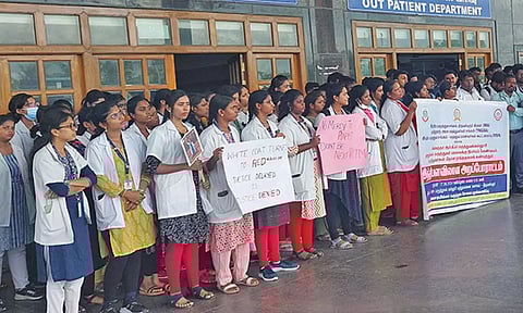 பெண் பயிற்சி டாக்டர் கொலை- திருவள்ளூர் அரசு மருத்துவமனையில் ஆர்ப்பாட்டம்