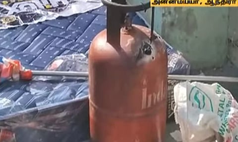 கள்ளக்காதலனுக்கு சிகிச்சை- குழந்தைகளுடன் உயிரை மாய்த்துக் கொண்ட பெண்