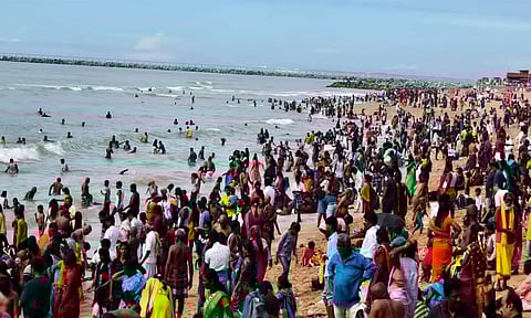 விடுமுறை நாளில் திருச்செந்தூரில் அலைமோதிய பக்தர்கள் கூட்டம்