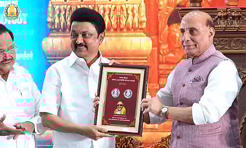 கலைஞர் நினைவு நாணயத்தை வெளியிட்டார் மத்திய அமைச்சர் ராஜ்நாத் சிங்