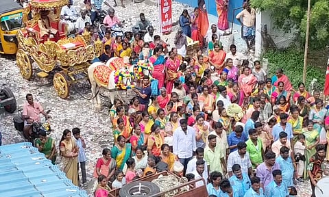சாரட் வண்டி, டிராக்டர்களில் 1008 சீர்வரிசைகளை வழங்கிய தாய்மாமன்கள்