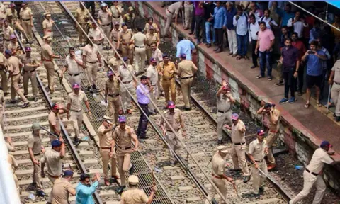 சிறுமிகள் பலாத்காரம்-கொந்தளித்த மக்கள் மீது தடியடி, இணையதளம் முடக்கம்: பத்லாபூரில் நீடிக்கும் பதற்றம்