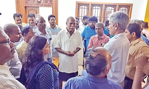 முதலமைச்சர் ரங்கசாமியை முற்றுகையிட்ட அரசு அதிகாரிகள்