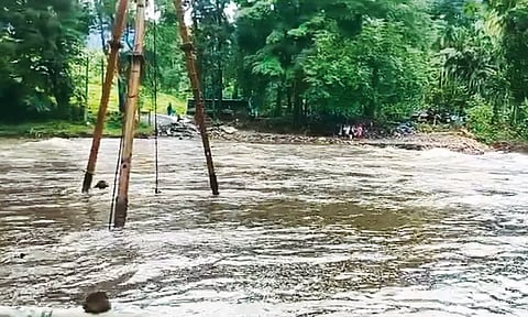 மோதிர மலை-குற்றியார் தற்காலிக பாலத்தை காட்டாற்று வெள்ளம் இழுத்துச் சென்றது