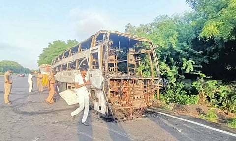தனியார் ஆம்னி பஸ் தீப்பிடித்து எரிந்தது