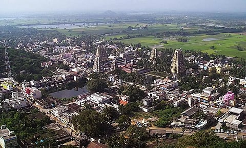 நான்கு பெரிய கோபுரங்களை கொண்ட தாழக்கோவில்