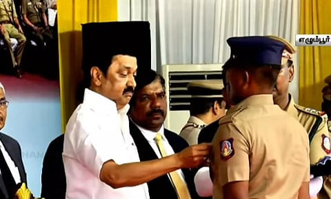 சிறப்பாக செயலாற்றிய காவலர்களுக்கு பதக்கங்களை வழங்கி கவுரவித்த முதலமைச்சர் மு.க.ஸ்டாலின்