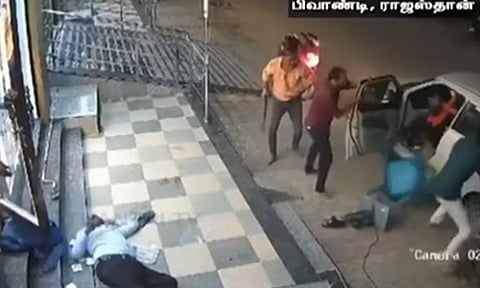நகைக்கடையில் மர்ம கும்பல் வெறிச்செயல்- உரிமையாளரை சுட்டுக்கொன்று நகைகள் கொள்ளை