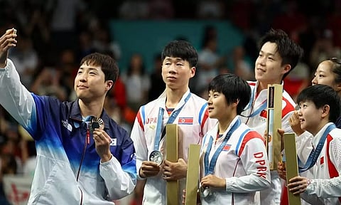 செல்ஃபிக்கு சிரித்ததால் வந்த வினை.. ஒலிம்பிக் பதக்கத்துடன் வந்த வீரர்கள் மீது வட கொரியா நடவடிக்கை