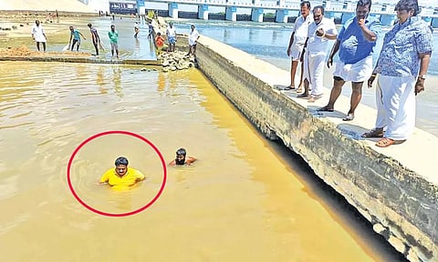 திருச்சி ஸ்ரீரங்கத்தில் ஆற்றுக்குள் இறங்கி ஆய்வு செய்த எம்.எல்.ஏ.