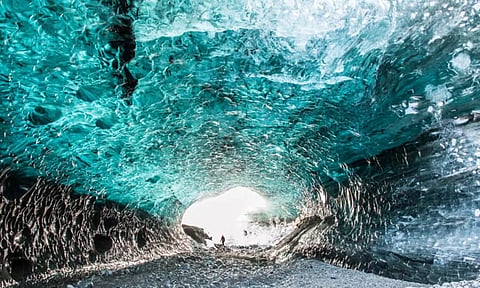 பனி குகை இடிந்து விபத்து: சுற்றுலா பயணி உயிரிழப்பு- இருவர் மாயம்