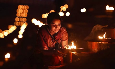 விளக்கு ஏற்றும் திசைகளும் பலன்களும்