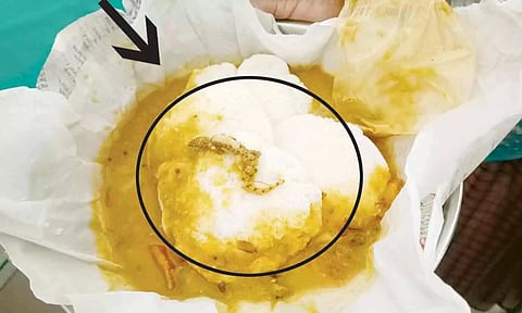 தனியார் ஓட்டலில் இட்லிக்கு வாங்கிய பார்சல் சாம்பாரில் இறந்து கிடந்த பல்லி