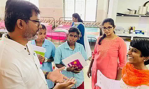 மருத்துவ அலுவலர் மருத்துவக் குழுவினருக்கு ஆலோசனை வழங்கிய போது எடுத்த படம்.