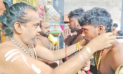 குலசேகரன்பட்டினம் தசரா திருவிழா: மாலை அணிந்து விரதம் தொடங்கிய பக்தர்கள்