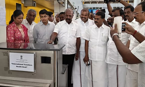 கோவை பன்னாட்டு விமான நிலையத்தில் அமைக்கப்பட்டு உள்ள குரங்கு அம்மை நோய் தடுப்பு மற்றும் கண்காணிப்பு மையத்தை அமைச்சர் மா.சுப்பிரமணியன் பார்வையிட்டபோது எடுத்தப்படம்.