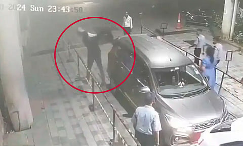 லேசாக மோதியதால் கோபம்: ஓலா டிரைவரை WWE-ல் அடிப்பது போல் அடித்த ஆடி கார் உரிமையாளர்