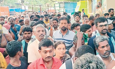 சனி பிரதோஷத்தை முன்னிட்டு மலையடிவார நுழைவு வாயிலில் திரண்டிருந்த பக்தர்கள் கூட்டம்.