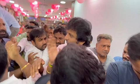 அறிவில்லையா உனக்கு.... செய்தியாளரிடம் நடிகர் ஜீவா ஆவேசம்