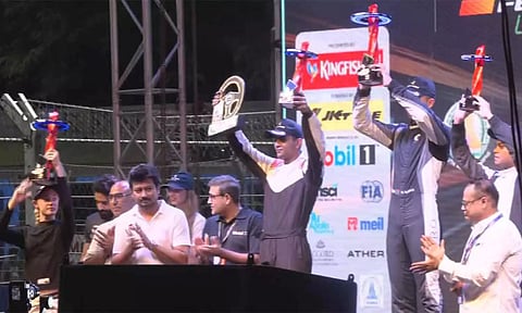 பார்முலா 4 கார் பந்தயம்- வெற்றி பெற்ற வீரர்களுக்கு பரிசு வழங்கிய உதயநிதி