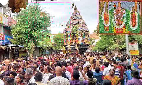 பக்தர்கள் வெள்ளத்தில் தேர் மிதந்து வந்த காட்சி. - உள்படம்: சிறப்பு அலங்காரத்தில் வள்ளி, தெய்வானை அம்மாளுடன் சுவாமி குமரவிடங்கபெருமான்