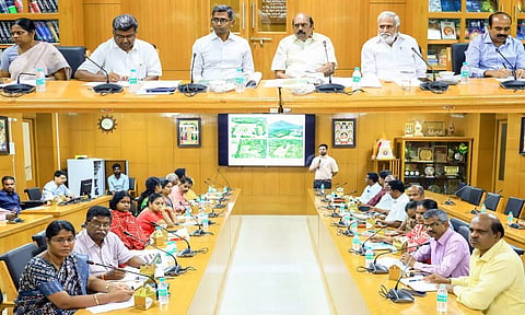 திருவண்ணாமலையில் பக்தர்கள் தங்குவதற்கு ரூ.50 கோடியில் விடுதிகள்-எ.வ.வேலு, பி.கே.சேகர்பாபு ஆய்வு