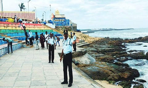 கன்னியாகுமரியில் 3-வதுநாளாக நீடிக்கும் கடல் சீற்றம்: சுற்றுலாப் பயணிகளுக்கு தடை